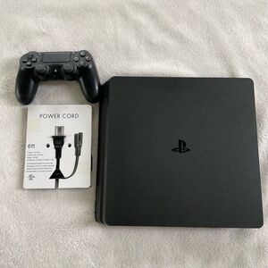 Play Station 4 500 GB with controller and power cord